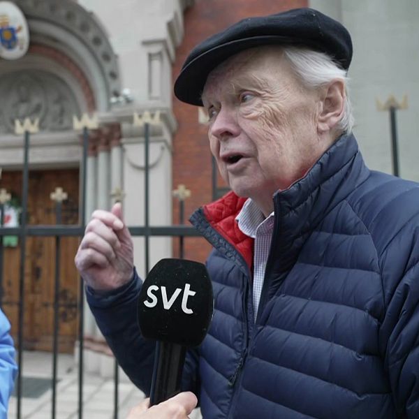 Intervju utanför en kyrka med SVT mikrofon.