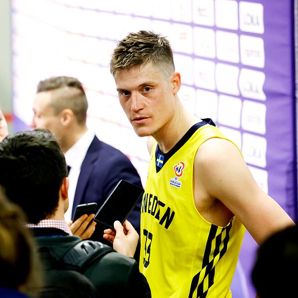 veriges Jonas Jerebko möter pressen efter måndagens VM-kvalmatch i basket (grupp C) mellan Sverige och Kroatien i Stadium Arena.