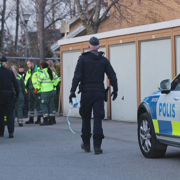 Två personer är gripna misstänkta för grovt brott efter att två döda barn hittats i en bostad i Södertälje.