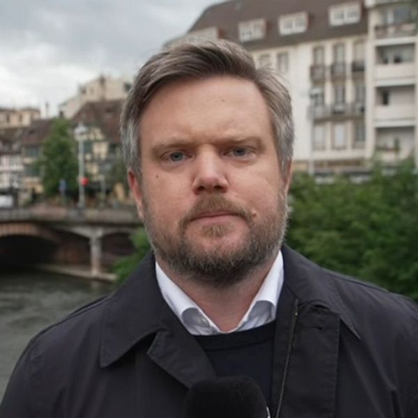 SVT:s Europakorrespondent Niklas Svensson framför en kanal i stadsmiljö