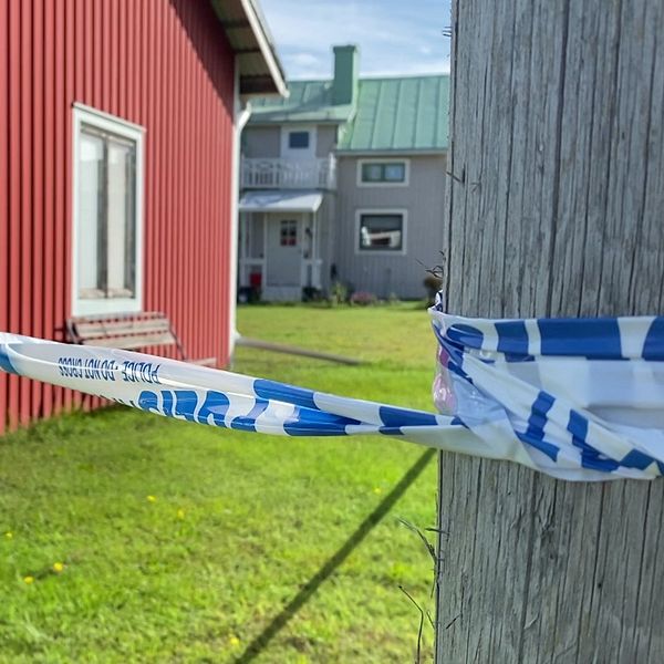 Den avspärrade gården till villan.