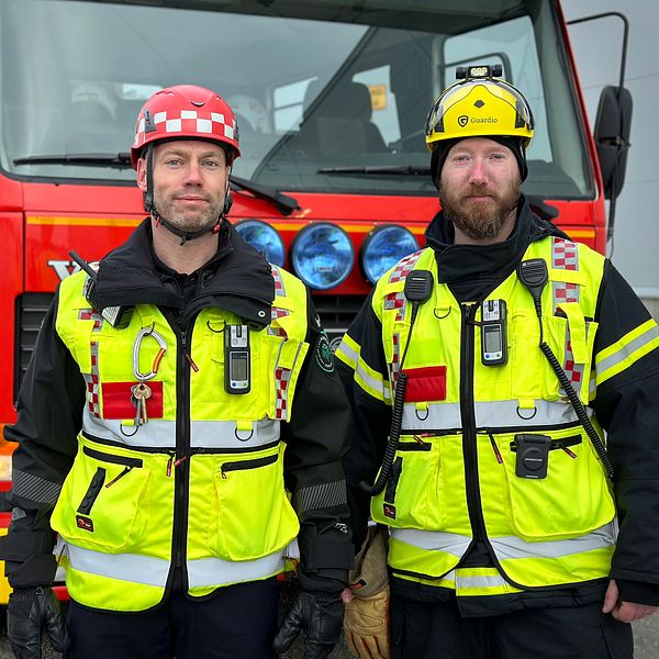 Två brandmän framför brandbil på Northvolt i Skellefteå