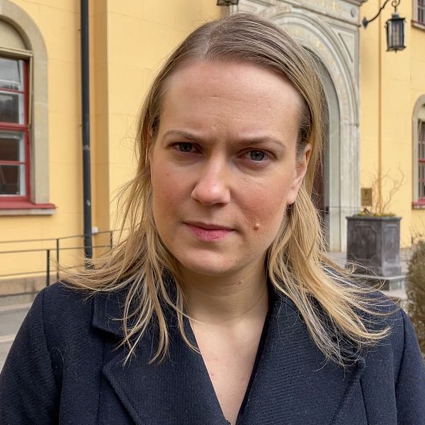 Kommunalråd Annika Krutzén (M) utanför stadshuset i Linköping
