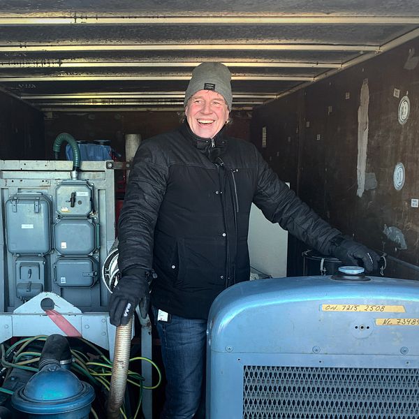 Leif Thomsson står inne i en container där elverken står.