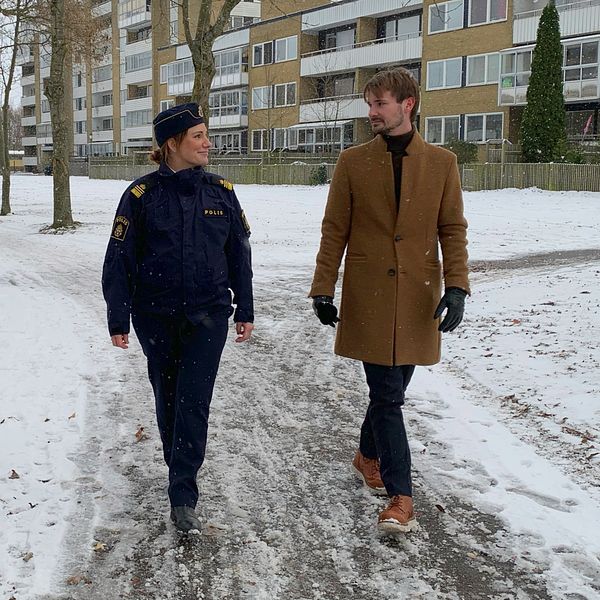 Elouise Svensson, tillförordnade lokalpolischef i Landskrona, promenerar med SVT:s reporter Simon Melin i bostadsområdet Karlslund i Landskrona.