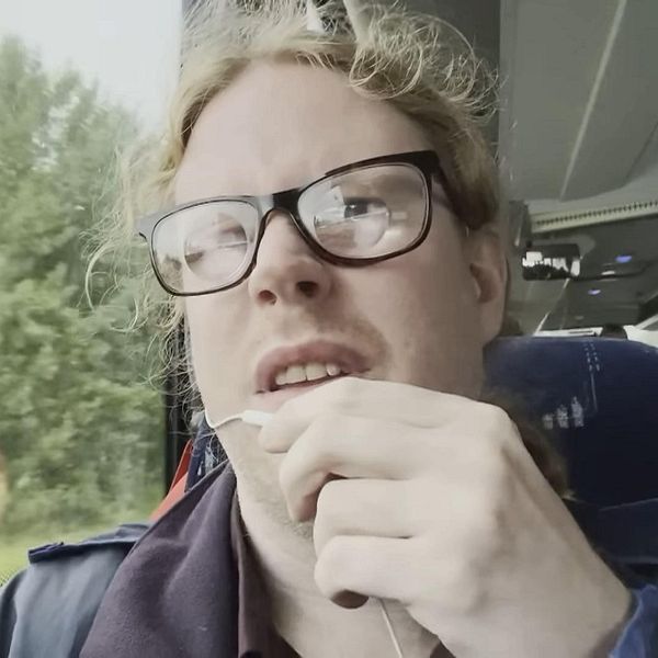 Fredrik Jonsson på en lokalbuss.