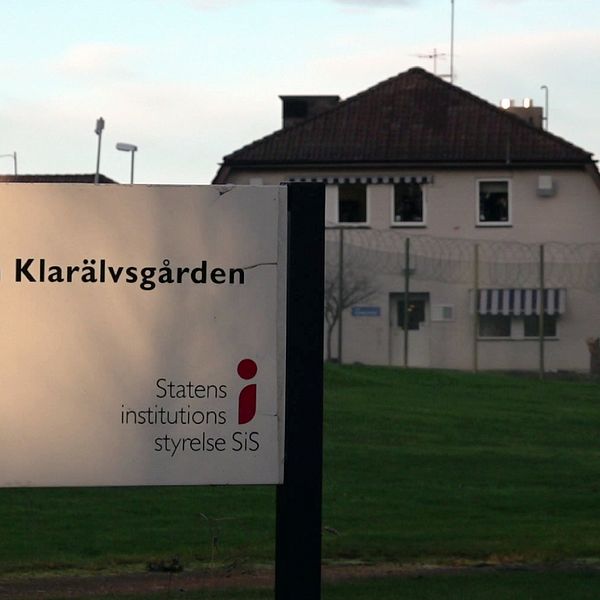 Exteriör på Sis-ungdomshem Klarälvsgården. En skylt i förgrunden och en större byggnad i bakgrunden.