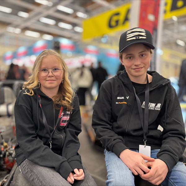 Cajsa Zetterberg och Milton Blomberg vid en dragracingbil på mässa