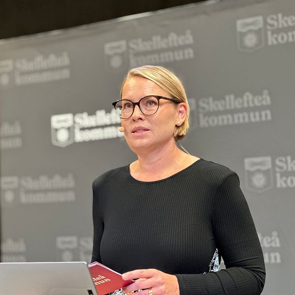 Kommunalrådet Evelina Fahlesson (S) presenterar förslag till budget