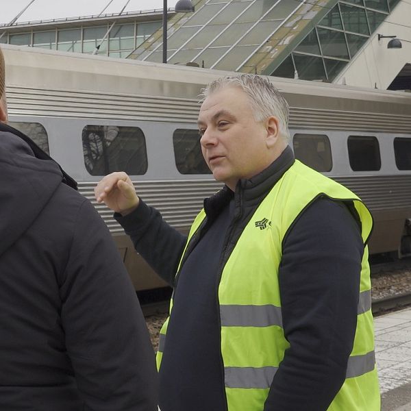 Lokföraren Mattias Kvarnström berättar hur det är att köra tåg förbi övergången i Örebro där dödsolyckan skedde