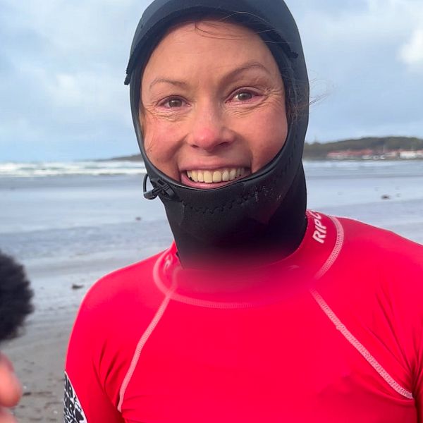Maria Svensson i våtdräkt vid stranden under hård vind