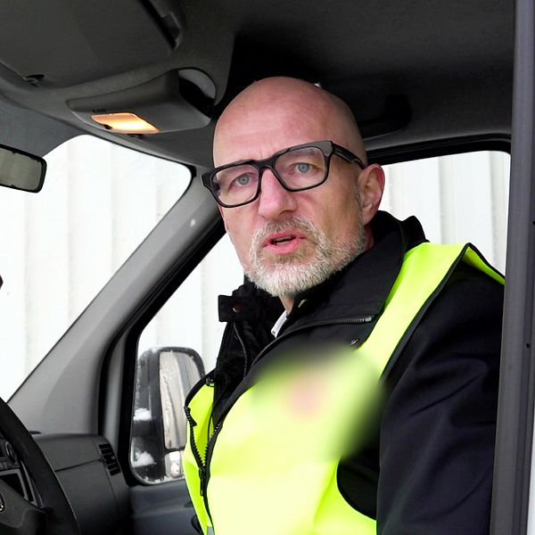 Stefan Carlsson, vd Sia glass, som sitter i en lastbil vid ett varulager.