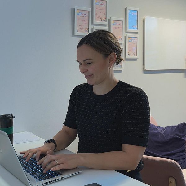 en bild på Ida Martinsson Ahl inne från hennes kontor när hon sitter vid en dator.
