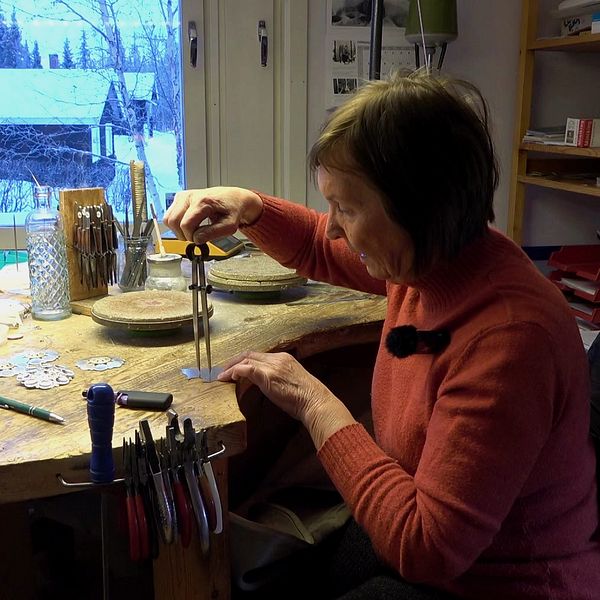 Silversmeden Torild Labba jobbar i sin verkstad.