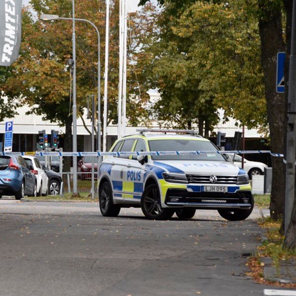 Bild på polisbilar vid avspärrat område.