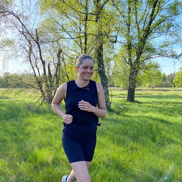 Linnea Johansson, deltagare i vårruset i Halmstad, kommer springandes mot kameran.