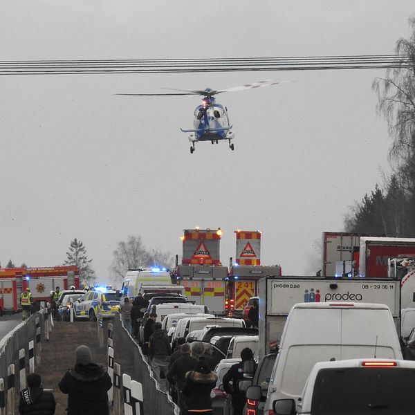 En ambulandhelikopter landar på E20 efter en olycka.