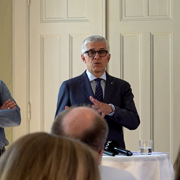 Henrik Martinsson och Anders Thornberg talar vid ett möte i Halland