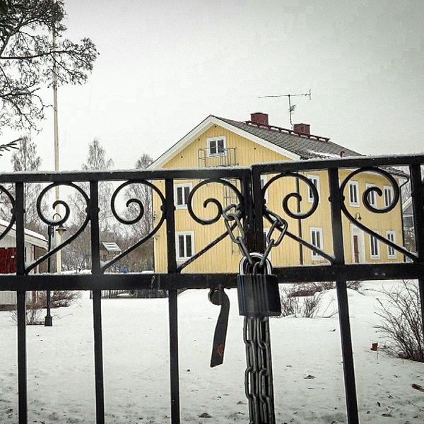 HVB-hemmet Platea i snö, låst grind i förgrunden.