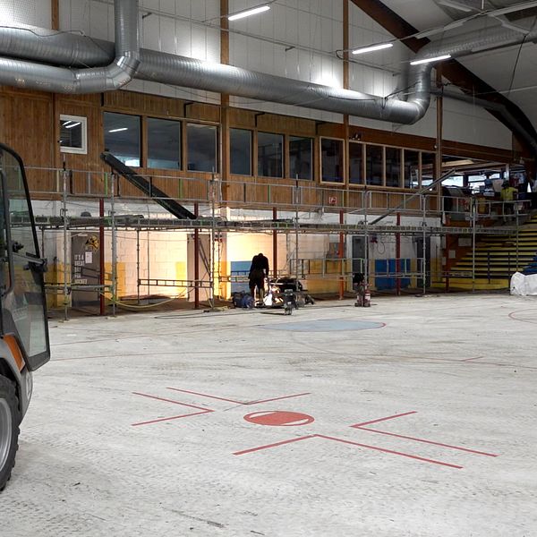 Renovering av Visby ishall med byggmaskin inför Hockeyallsvenskan