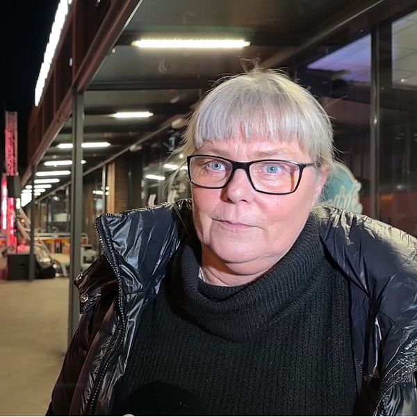 Kvinna tittar in i kameran, står utanför Volvo CE arena