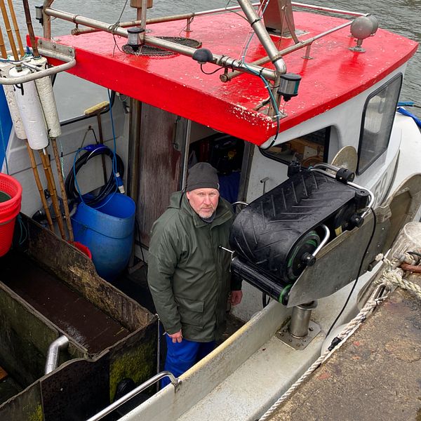 Yrkesfiskaren Kristian Nilsson som även är ledamot i branschorganisationen, Sveriges Fiskares Producentorganisation (SFPO). Står i sin fiskebåt