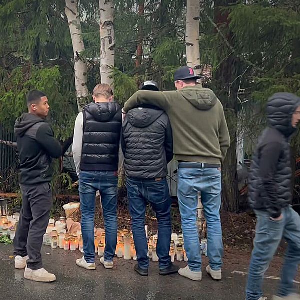 Flera personer samlade vid olycksplatsen där tre unga män dog och en ung kvinna skadades allvarligt.