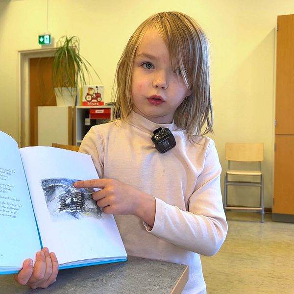 Eleven Juni visar upp boken Resan.
