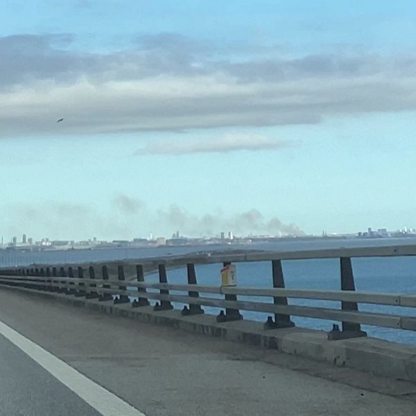 Rök från branden i Köpenhamn syns från Öresundsbron.