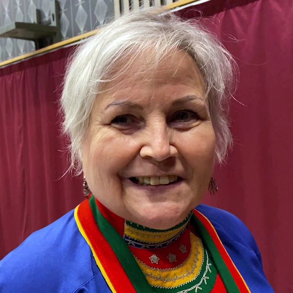 Eva Stenberg Artursson, en äldre kvinna, ler in i kameran.