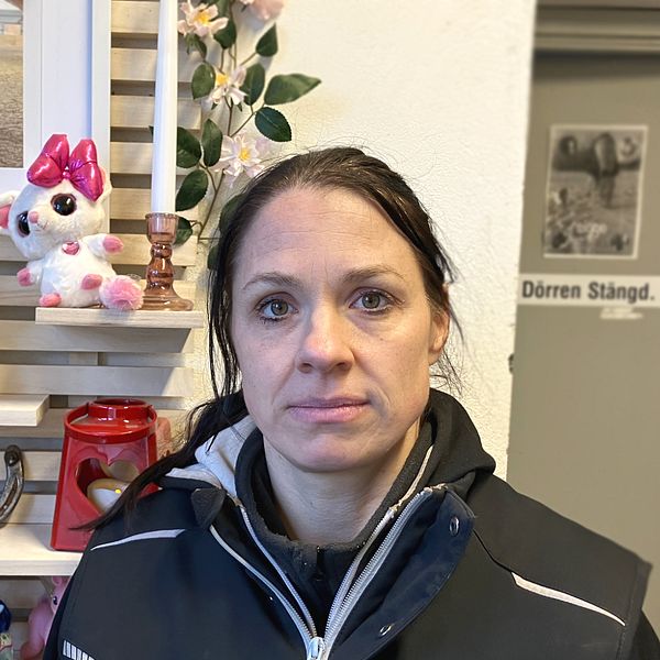 Hästägaren Aileen står framför ponnyernas minnesplats.