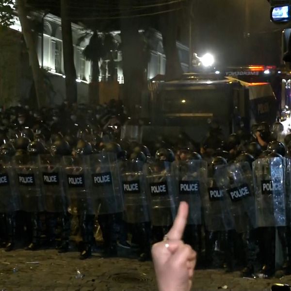 Kravallpolis framför parlamentet i Georgien
