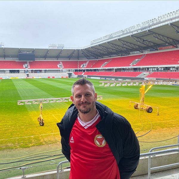 Pablo kalmar står på Guldfågeln Arenas läktare