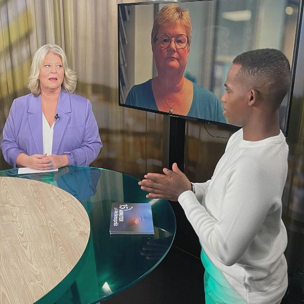 Socialtjänstministern Camilla Waltersson Grönvall (M) i samtal med programledaren Abdi Mohamed. En teckenspråkstolk står bredvid ministern.
