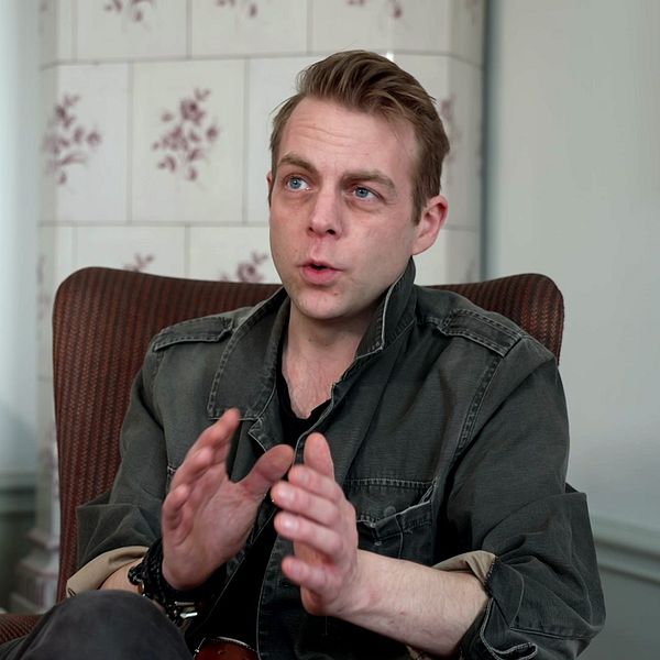 Christoffer Carlsson är aktuell med sin nya roman ”En liten droppe blod”.