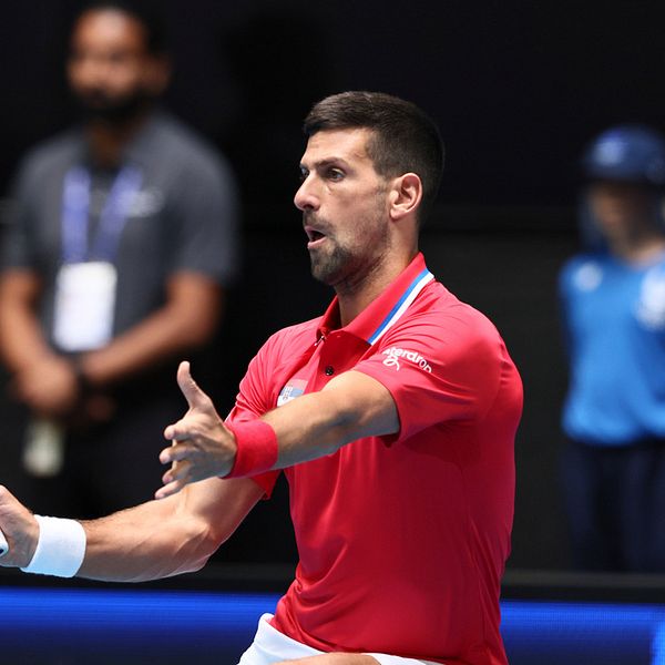 Novak Djokovic har skadeproblem mindre än två veckor före Australian Open.