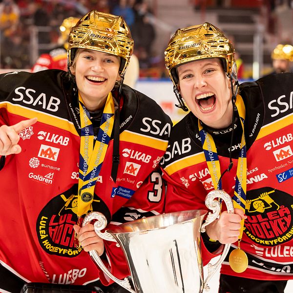 Maria Rooth och Luleåspelare som firar förra årets SM-guld.