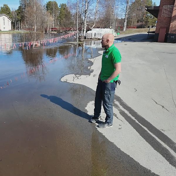 Man står vid kanten av en översvämning