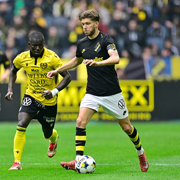 AIK-spelare dribblar bollen förbi Elfsborgsförsvarare under fotbollsmatch på Friends Arena.