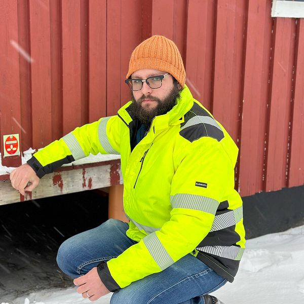 Gustav Karlsson visar sitt bergvärmesystem hemma i Vännäs