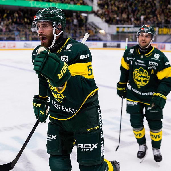 Tim Theocharidis jublar efter mål