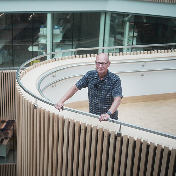 Stefan James i en trappa i Hubben, Uppsala science park