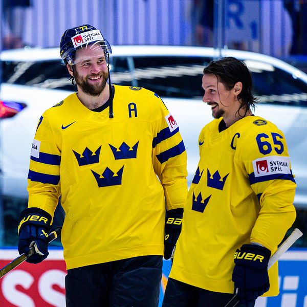 Victor Hedman och Erik Karlsson glada.