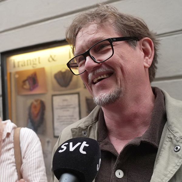 Kristiina Jäväjä och Markku Luukkanen intervjuas med SVT-mikrofon om vinter-OS-grenar