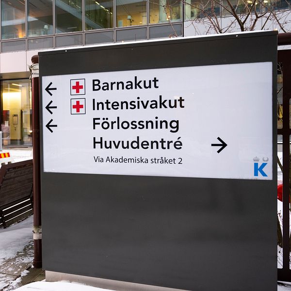 Skylt med riktningar till barnakut och förlossning utanför sjukhusentré.