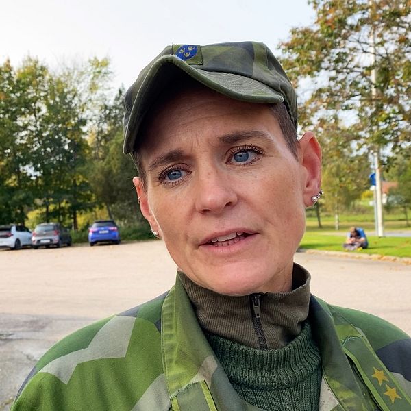 kvinna i militäruniform