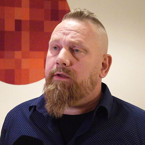Inköpschefen i Region Blekinge, Joakim Kristensson,  i blå skjorta pratar om upphandling