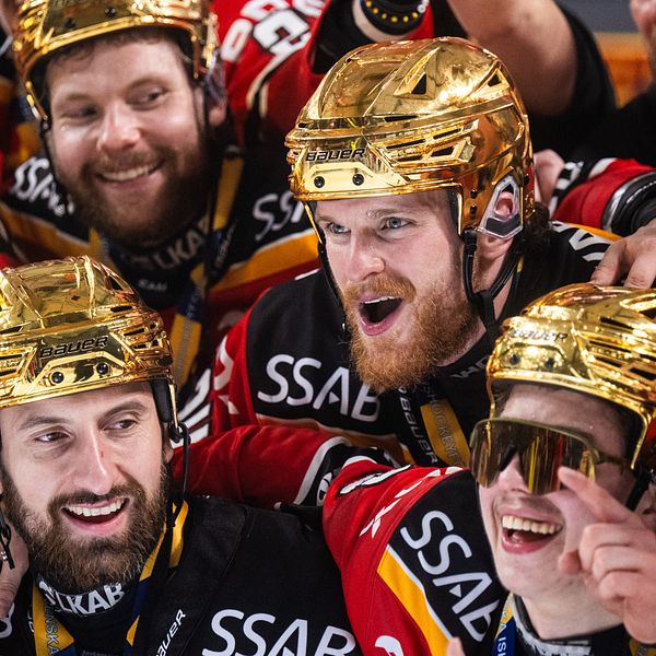 Delad bild. Till vänster: man i skjorta. Till höger: ishockeyspelare firar i guldhjälmar.