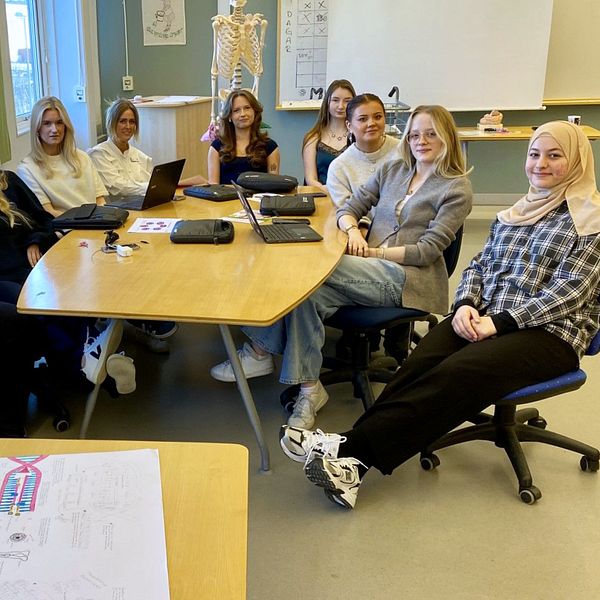 Elever på Peder Skrivares skola i Varberg som sitter i ett klassrum