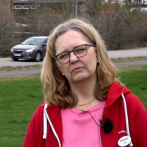 Charlotte Karlsson, ordförande Kommunal, Halland regionen, står i utomhusmiljö och bär en kofta med Kommunals logga.